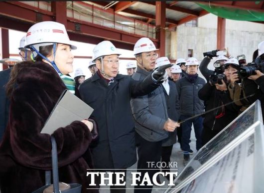 유정복 인천시장(왼쪽 두번째)이 13일 스타필드청라 관계자로부터 건설 현장에 대한 설명을 듣고 있다. /더팩트DB