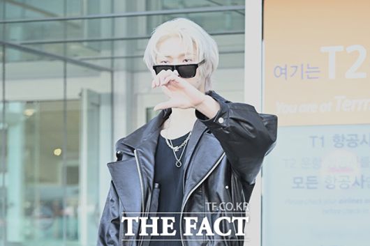 팬들에게 하트 표시를 보내는 민기