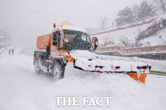 제설차가 도로에 쌓인 눈을 치우고 있다. /울릉군
