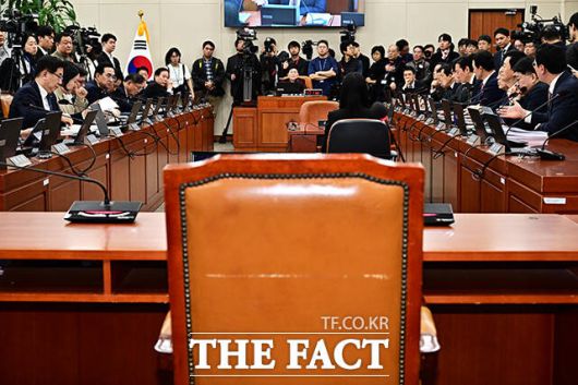 국민의힘이 이 후보자가 요청 자료의 15%만 제출했다고 주장한 것과 관련해 이 후보자는 "과장"이라고 반박했다. 사진은 19일 오전 서울 여의도 국회에서 재정경제기획위원회 전체회의가 열린 가운데 이혜훈 기획예산처 장관 후보자의 좌석이 비어있있는 모습. /배정한 기자