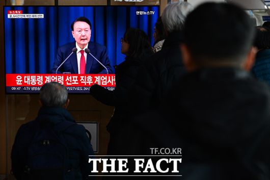 지난 2024년 12월4일 서울 중구 서울역 대합실에서 시민들이 윤석열 전 대통령의 '비상계엄' 선포 관련 뉴스를 시청하고 있다./남윤호 기자
