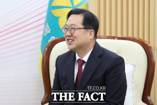 16일 대전시청 응접실에서 이장우 대전시장이 <더팩트>와 인터뷰를 하고 있다. /정예준 기자