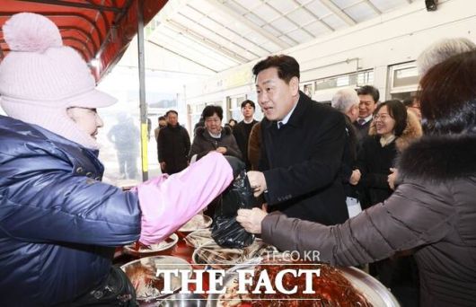 21일 오후 '도민과 함께하는 2026년 시·군 방문' 행사가 열린 무주군을 찾은 김관영 전북도지사가 군민들과 현장 소통 시간을 갖고 있다. /전북도