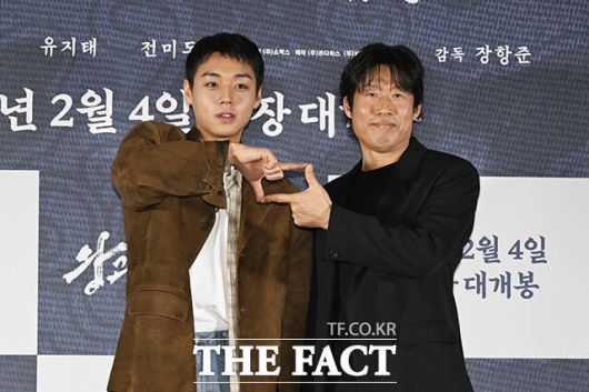 배우 박지훈(왼쪽)과 유해진이 포즈를 취하고 있다.