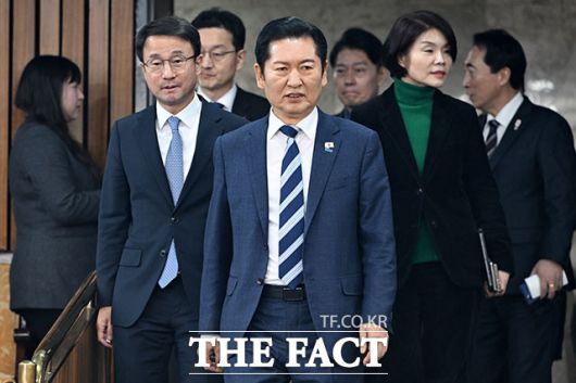 일단 김 의원이 윤리심판원 징계를 수용하고 탈당하면서 민주당에선 '한 숨 돌렸다'는 안도감이 감지된다. 사진은 20일 여의도 국회에서 열린 공소청법·중대범죄수사청법 공청회에 참석 하고 있는 한병도 원내대표(왼쪽부터)와 정청래 대표, 한정애 정책위의장의 모습. /남용희 기자