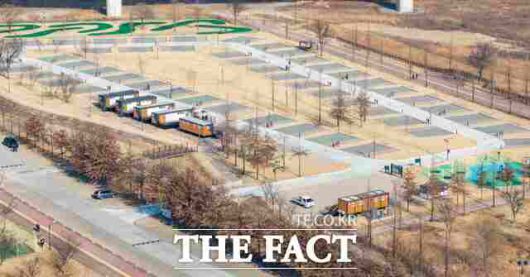 구미시는 낙동강 체육공원 일원에 총사업비 34억 원을 들여 오토캠핑 사이트 50면을 새롭게 조성하고 , 최신 편의시설과 가족 단위 이용객을 위해 어린이 놀이기구, 9홀 규모의 미니 골프장 등도 마련했다. /구미시