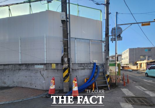 영주여자중학교 신축 공사 현장에서 발생한 오염물질을 별도의 수질 검사 없이 펌프를 이용해 터파기 내부로 흘러보내고 있다. /독자 제공