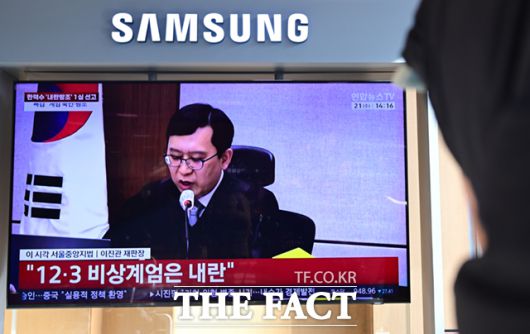 12.3 비상계엄에 가담한 혐의로 재판에 넘겨진 한덕수 전 국무총리가 21일 열린 1심에서 징역 23년을 선고받은 가운데, 서울역 대합실에서 시민들이 생중계되는 방송을 지켜보고 있다./이새롬 기자