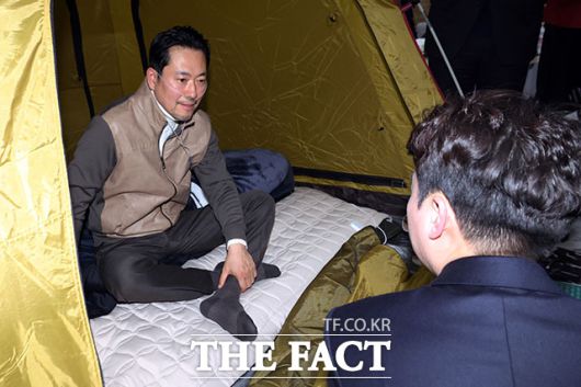 '일주일째 단식' 장 대표 찾아 대화하는 이 대표.