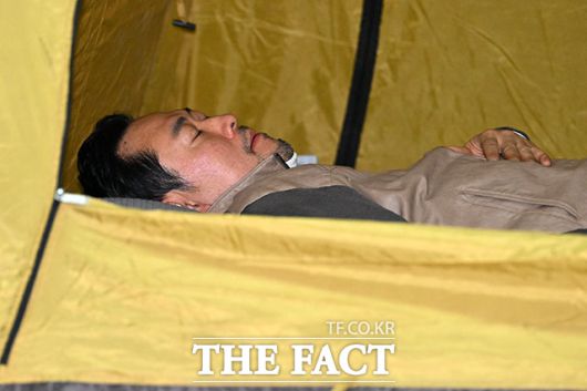 구급대원들의 이송 거부. 휴식 취하는 장 대표.