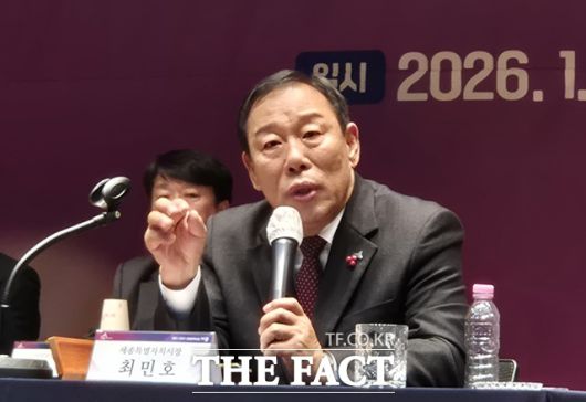 20일 세종시청 여민실에서 열린 시민과의 대화에서 대화를 주도하고 있는 최민호 시장. /김형중 기자