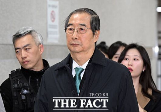 내란 우두머리 방조 등 혐의를 받는 한덕수 전 국무총리가 26일 오후 서울 서초구 서울중앙지방법원에서 열린 결심 공판을 마치고 법원을 나서고 있다. /서예원 기자