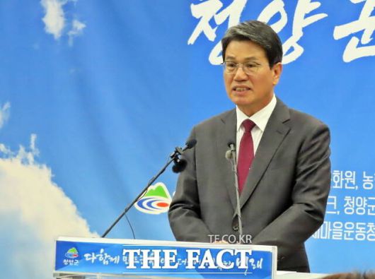 언론 브리핑을 하고 있는 김돈곤 청양군수. /김형중 기자