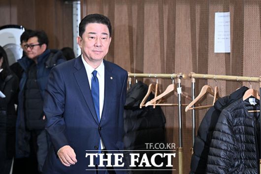 김병기 무소속 의원이 지난 2020년 총선을 앞두고 전직 동작구의원들에게 공천헌금을 전달받고 돌려준 과정에 관여한 혐의를 받는 이지희 동작구의원이 21일 경찰에 출석해 약 4시간 30분 동안 조사를 받았다. /남용희 기자