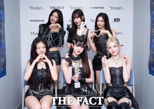 4세대 대표 걸그룹 아이브가 오는 2월 말, 정규 앨범을 발매하며 가요계에 화려하게 돌아온다. 사진은 지난해 마카오 아웃도어 퍼포먼스 베뉴'에서 열린 '2025 더팩트 뮤직 어워즈'에서 포즈를 취하고 있다. /마카오=박헌우 기자