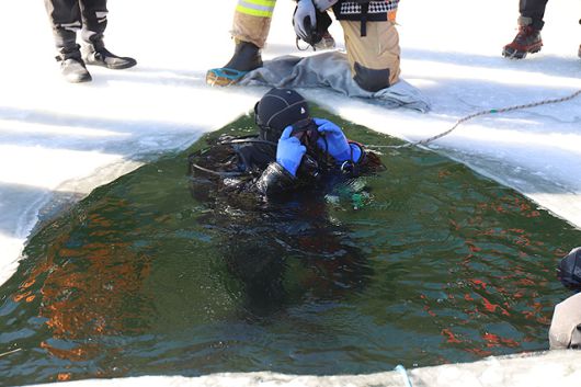 22일 영주소방서가 단산저수지 일원에서 ‘동계 수난사고 대비 기관 합동 특별 구조훈련’을 실시하고 있다. /영주소방서