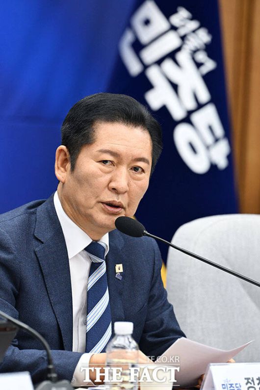 정청래 민주당 대표는 이날 오전 국회에서 긴급 기자회견을 열고 혁신당에 "우리와 합치자"며 합당을 공식 제안했다. /남용희 기자