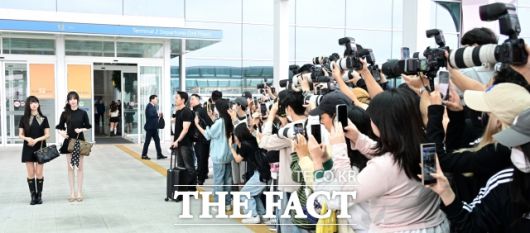 아이브는 데뷔 이후 현재까지 무려 28관왕을 기록중이다. 사진은 지난해 그룹 아이브의 레이와 리즈가 해외 일정 참석을 위해 인천국제공항 출국장으로 이동하던 중 취재진과 팬들에게 포즈를 취하고 있다. /남윤호 기자