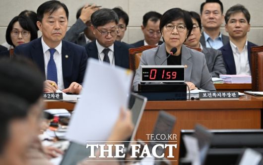 21일 <더팩트> 취재를 종합하면 복지부는 '보건의료 위기 발생이 국민 건강에 미치는 영향 조사 방법'을 주제로 한 연구용역을 보건사회연구원과 최근 수의계약했다. 해당 연구는 의료대란에 따른 환자와 국민 피해에 대한 전수조사 방식으로 이뤄지지 않는다. 피해보상으로도 이어지지 않는 별개 작업이다. 사진은 정은경 보건복지부 장관이 2025년 10월 15일 오전 서울 여의도 국회에서 열린 보건복지위원회의 보건복지부 등에 대한 국정감사에 참석해 질의를 듣는 모습. /국회=박헌우 기자