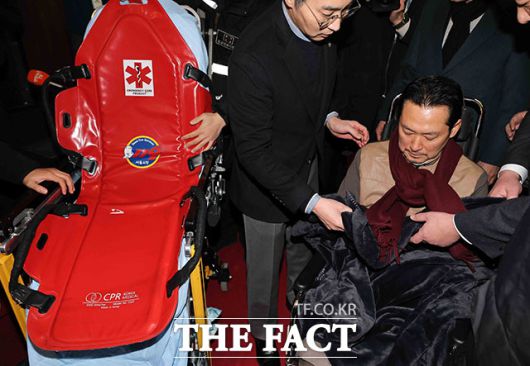 단식 중단하고 병원으로 이송되는 장 대표.