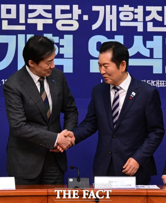 정청래 더불어민주당 대표와 조국 조국혁신당 대표가 지난달 12일 오전 서울 여의도 국회에서 열린 '더불어민주당·개혁진보4당 정치개혁 연석회의'에 참석해 악수하고 있다. /남윤호 기자