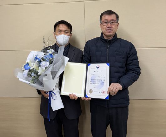 배정한 국립경국대 취업지원관(왼쪽)이 '청년 고용 활성화 유공자'로 선정돼 고용노동부 장관 표창을 수상했다. /국립경국대