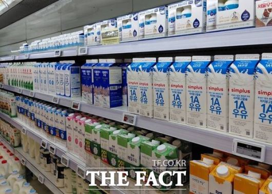 사진은 서울 시내 한 홈플러스 매장의 우유 진열대 모습. /손원태 기자