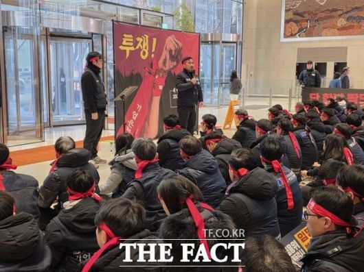 기업은행 노조는 오전 7시 45분께부터 출근 저지 시위를 준비했으며 오전 8시께부터 출근 저지 투쟁에 돌입했다. /이선영 기자