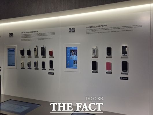 지난 22일 서울 광화문 KT사옥 'KT 온마루' 전시관 벽면에 1세데부터 4세대까지 세대별 휴대전화 모델들이 전시돼 있다. /종로=우지수 기자
