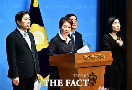 이언주 더불어민주당 최고위원이 23일 오후 서울 여의도 국회 소통관에서 긴급 기자회견을 열고 정청래 더불어민주당 대표에 대한 발언을 하고 있다. /배정한 기자