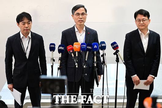 유승렬 초국가범죄 특별대응TF 경찰청 수사기획조정관이 23일 오전 인천국제공항 2터미널에서 캄보디아에서 스캠 범죄를 저지른 한국인 피의자 73명을 압송한 후 브리핑을 하고 있다./남윤호 기자