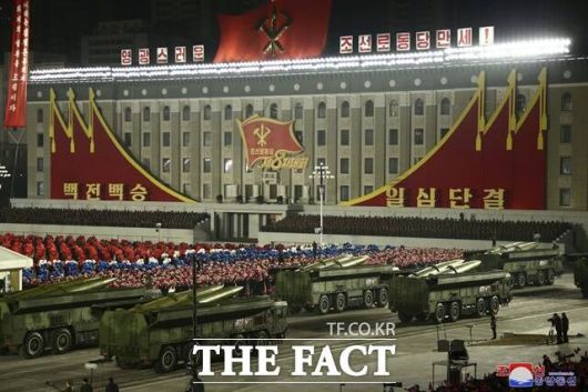 일각에서는 당대회 준비가 예상보다 길어지고 있는 것 아니냐는 의견이 나온다. 사진은 2021년 1월 14일 평양 김일성 광장에서 8차 당대회 기념 야간 열병식이 열려 군사 퍼레이드가 펼쳐지고 있는 모습. /뉴시스