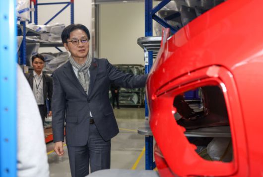 김정관 산업통상부 장관은 23일 부산·울산·경남을 방문해 제조·AI 기업·AX전문가 등의 관계자들을 연이어 만나 현장의 애로사항을 청취했다. 사진은 지난 22일 전북 군산 리팩토리 군산 준공현장을 시찰하고 있는 김 장관. / 성평동가족부