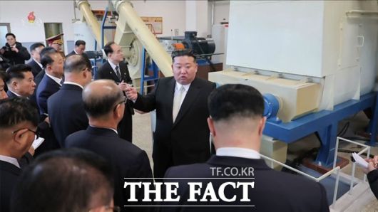 당대회 일정이 지연되고 있다고 단정하기는 어렵다는 목소리가 나온다. 사진은 김정은 북한 국무위원장이 방사포(다연장로켓포)를 생산하는 군수공장을 시찰하는 모습. /뉴시스, 조선중앙TV 갈무리