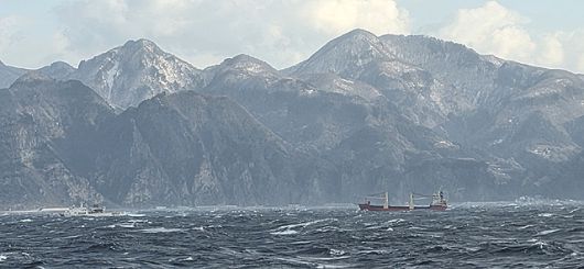 동해지방해양경찰청이 울릉도 인근 앞바다에서 러시아 국적 화물선을 예인하고 있다. /동해지방해양경찰청