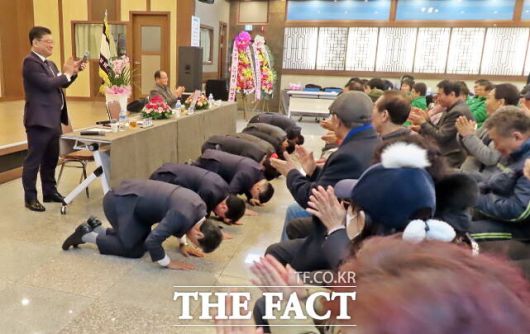 김돈곤 청양군수와 김기준 청양군의장을 비롯한 의원들이 23일 비봉면 칠갑산NH농협에서 열린 비봉면 연두순방에서 주민들에게 큰절을 올려 주민들에게 큰 박수를 받고 있다. /김형중 기자