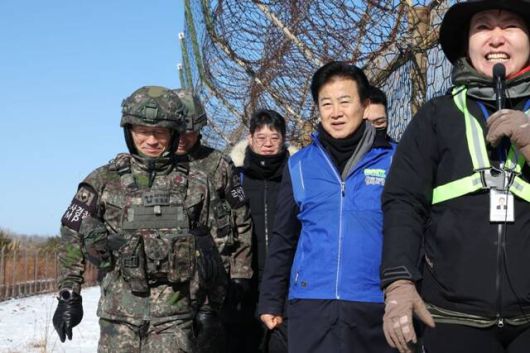 정 장관은 지난해 7월 통일부 장관 후보자 시절에도 "대한민국의 영토 주권이 DMZ에 미치지 않는다는 것은 있을 수 없는 일"이라며 "법률과 정전협정의 조화로운 조정을 통해서 무난히 잘 해결될 것"이라고 밝힌 바 있다. 사진은 정 장관이 지난 21일 고성 DMZ 평화의 길 고성A 코스를 찾은 모습. /통일부