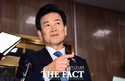 통일부는 지난 17일 공식 홈페이지를 통해 통일연구원법 제정안 입법예고를 철회한다고 밝혔다. 사진은 정동영 통일부 장관이 지난달 11일 서울 종로구 정부서울청사로 출근하며 취재진의 질문에 답변하는 모습. /임영무 기자