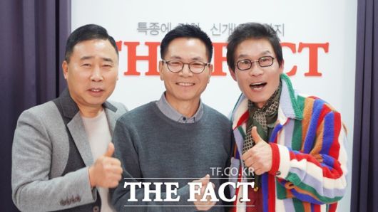 황기순 김정렬, 이름만 들어도 웃음이 먼저 떠오르는 7080 예능계를 대표하는 두 사람이 더팩트 스튜디오에 마주 앉아, 웃음 뒤에 감춰진 각자의 인생 굴곡을 털어놨다. 왼쪽부터 황기순, 필자, 김정렬. /이상빈 기자