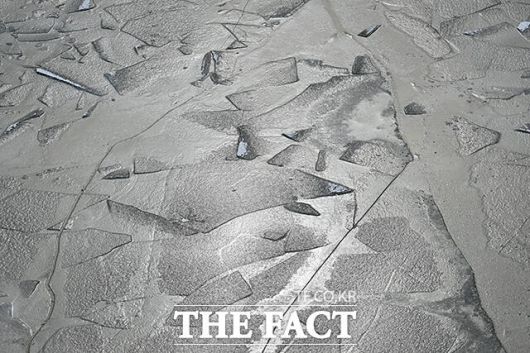 쇄빙선이 부신 얼음이 다시 얼어 있다.