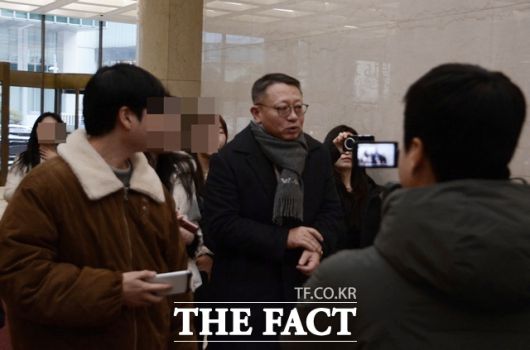 정진완 우리은행장이 26일 오후 서울 명동 은행연합회 건물에 입장하면서 취재진들에게 둘러싸여 있다. /김태환 기자