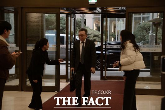 정상혁 신한은행장이 26일 오후 서울 명동 은행연합회 건물에 입장하고 있다. /김태환 기자