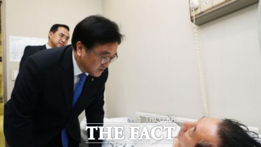 현재 국회에는 '정치적 동료의식'이 사라졌다는 평가가 나온다. 사진은 2018년 5월 '드루킹 특검' 촉구 단식농성을 벌이다 서울 여의도 한 병원 응급센터로 이송된 김성태 자유한국당 원내대표를 방문한 우원식 더불어민주당 원내대표. /뉴시스