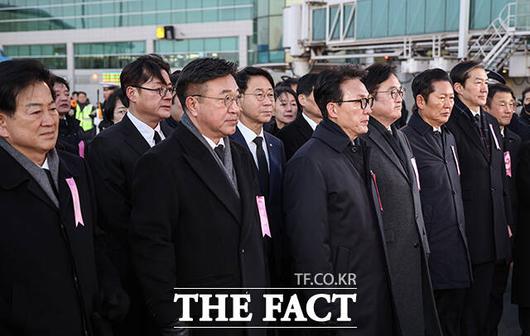 김민석 국무총리와 우원식 국회의장 등 내빈들이 이해찬 수석부의장의 시신을 영접하고 있다. 앞줄 왼쪽부터 정동영 통일부 장관, 윤호중 행정안전부 장관, 김민석 국무총리, 우원식 국회의장, 정청래 더불어민주당 대표, 조국 조국혁신당 대표. /공항사진기자단