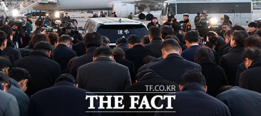 고 이해찬 향해 고개 숙인 정계. /공항사진기자단