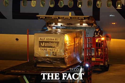 이날 오전 6시 53분께 대한항공 편으로 인천공항에 도착한이해찬 민주평화통일자문회의 수석부의장의 유해. /공항사진기자단