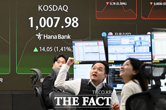 코스닥 지수가 4년 만에 장중 1000포인트를 돌파한 26일 오전 서울 중구 하나은행 딜링룸에 지수가 표시되고 있다. /서울 중구=서예원 기자