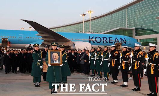 빈소가 마련된 서울대학교병원 장례식장으로 운구. /공항사진기자단