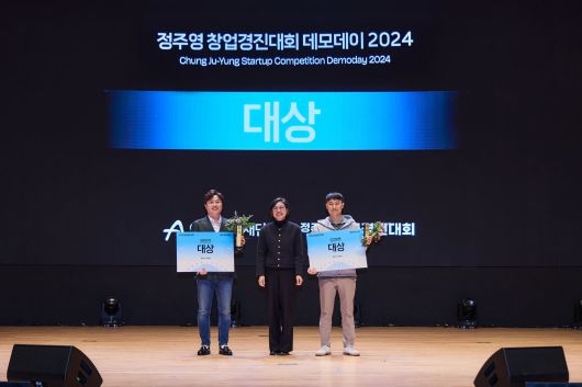 정창경 데모데이 대상팀 (왼쪽부터 서대규 빅모빌리티 대표, 엄윤미 아산나눔재단 이사장, 유시원 허밍버즈 대표)