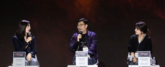 12일 진행된 컴업 2024 퓨처토크 "속마음 토크 : 창업자의 가족으로 살면 어때요?" 세션. (왼쪽부터) 김선혜 퓨처스쿨 대표, 류중희 퓨처플레이 대표, 정인혜 알토스벤처스 리드(모더레이터 )